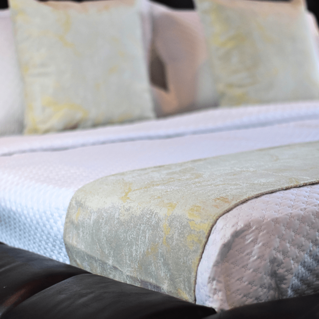 Pie de cama + 2 cojines marmolizados - Casa Dorada