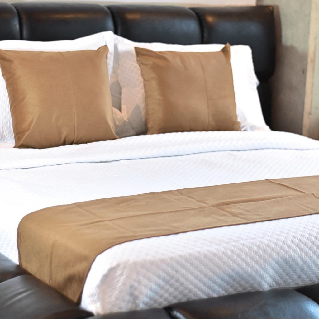 Pie de cama + 2 cojines unicolor - Casa Dorada