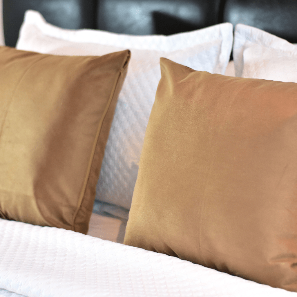 Pie de cama + 2 cojines unicolor - Casa Dorada