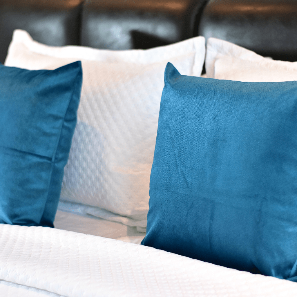 Pie de cama + 2 cojines unicolor - Casa Dorada