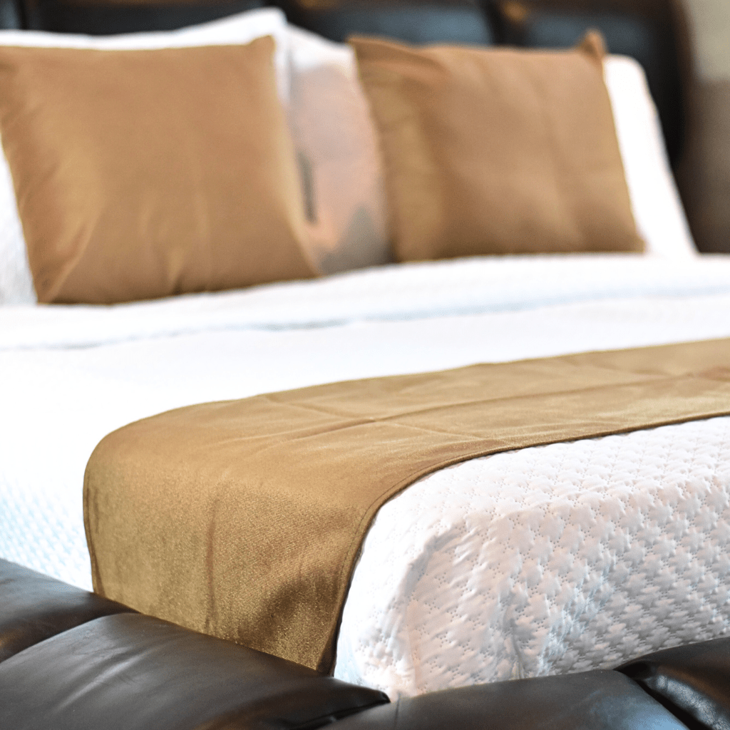 Pie de cama + 2 cojines unicolor - Casa Dorada