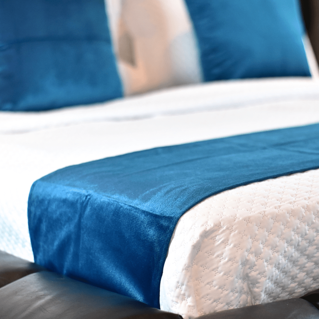 Pie de cama + 2 cojines unicolor - Casa Dorada