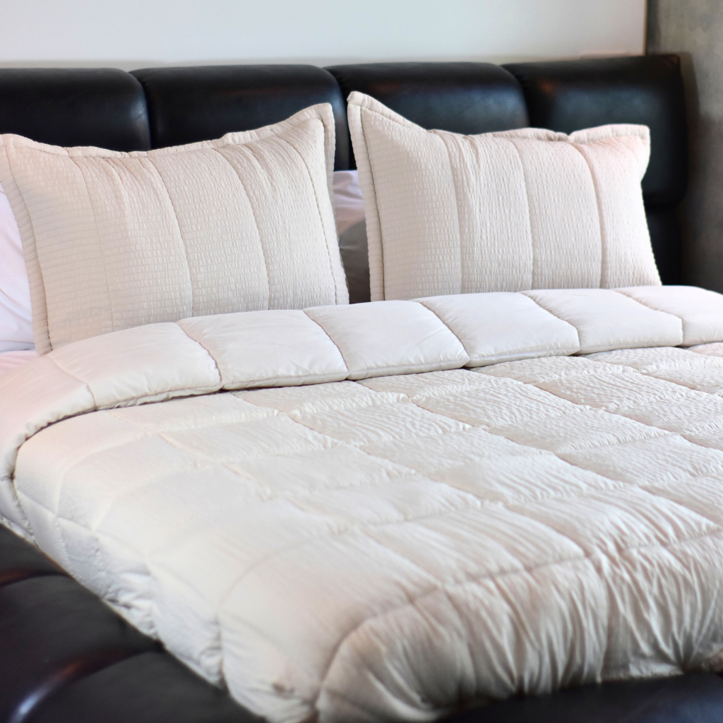 plumon para cama gris, cama doble o king