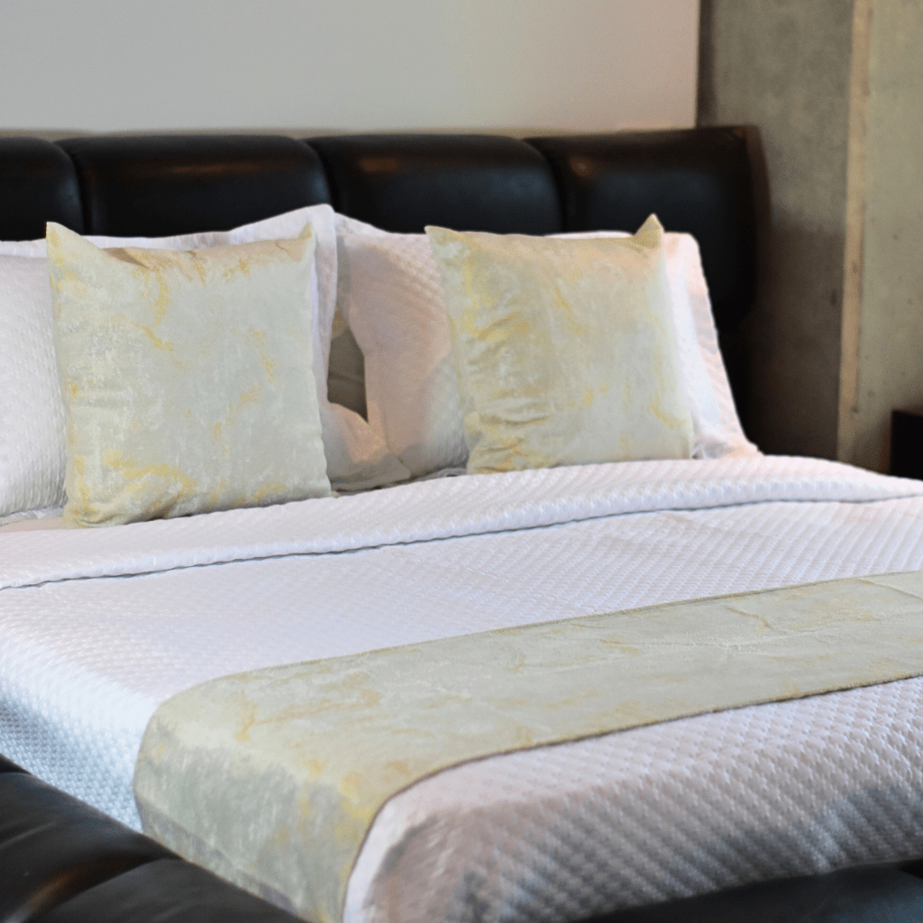 Pie de cama + 2 cojines marmolizados - Casa Dorada